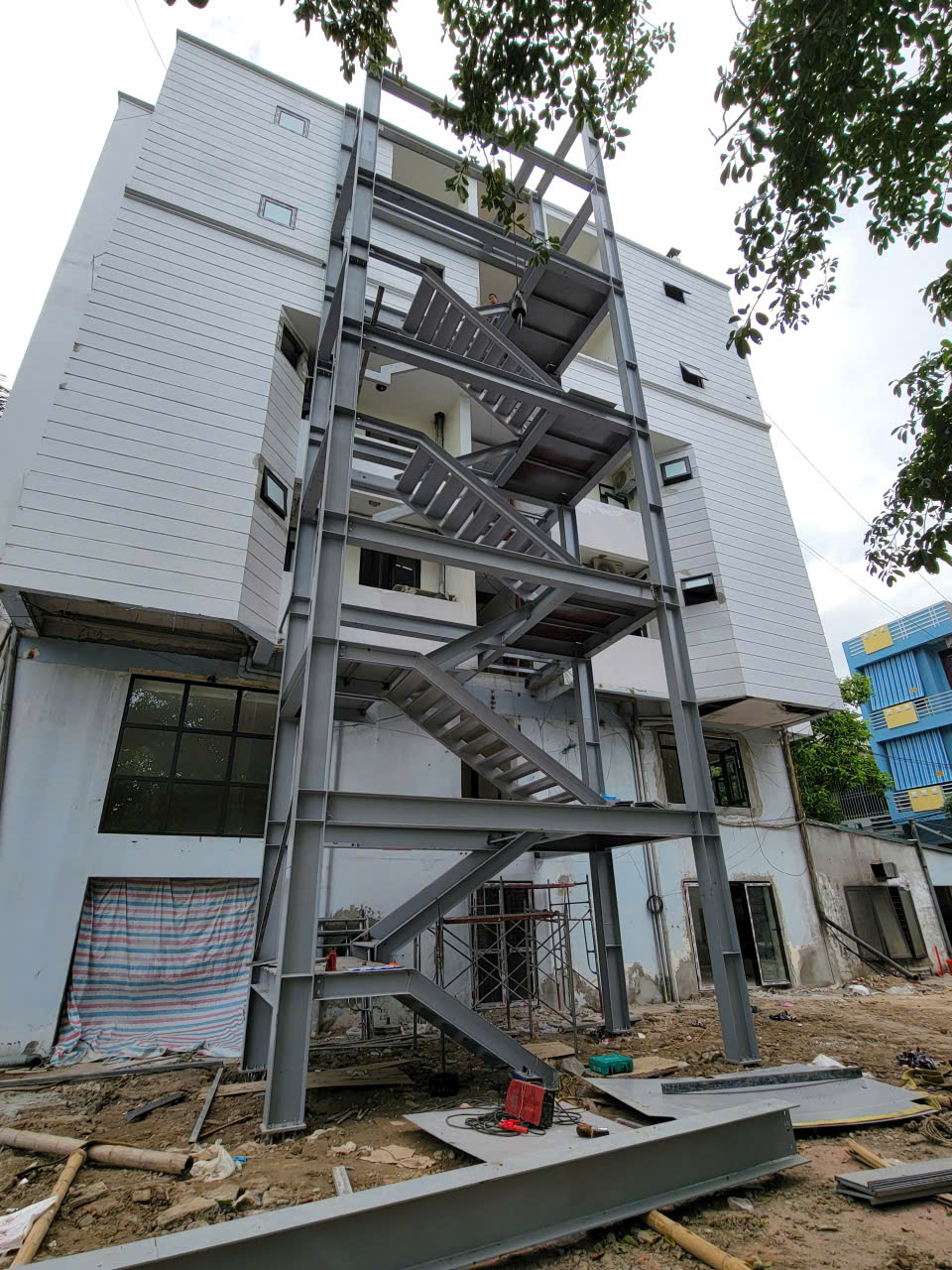 Thang thoát hiểm nhà khách 25B